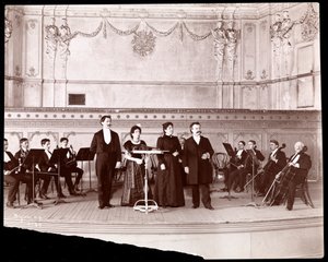 Vonós szekció férfi és női énekesek mögött, 1905 (ezüst zselatin nyomat)